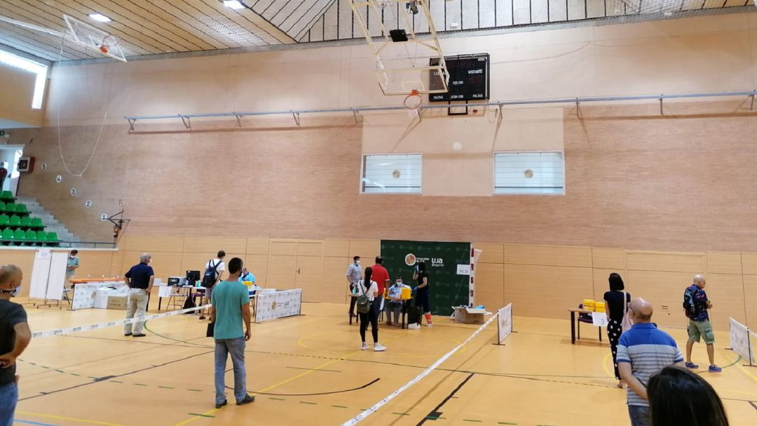 El personal espera, con la distancia de seguridad apropiada, a su turno para las pruebas covid en la universidad jiennense El personal espera, con la distancia de seguridad apropiada, a su turno para las pruebas covid en la universidad jiennense