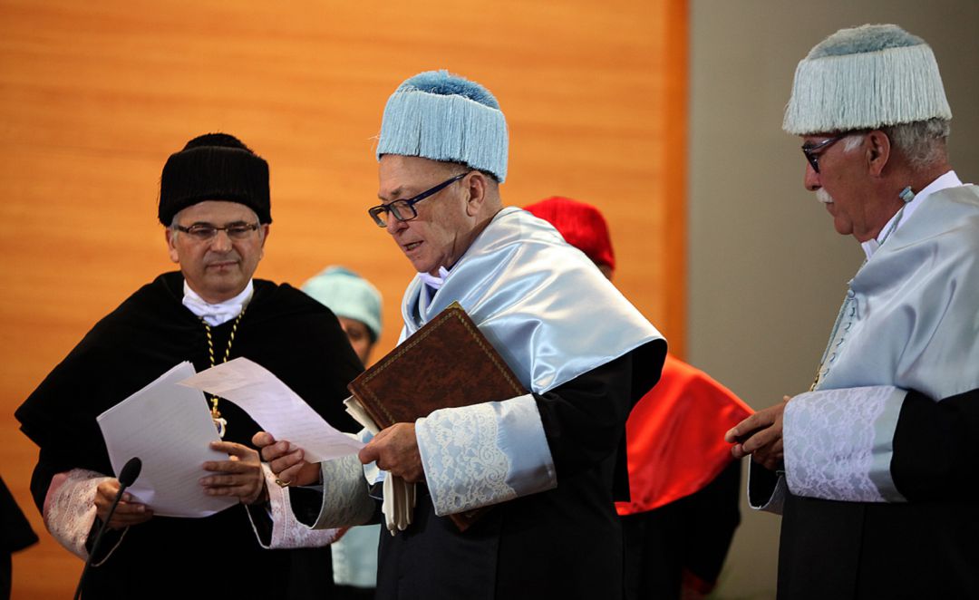 Mario Torelli (en el centro) durante el acto de reconocimiento como Doctor Honoris Causa y rodeado del entonces rector Manuel Parras (a la izquierda) y de Arturo Ruiz (a la derecha) Mario Torelli (en el centro) durante el acto de reconocimiento como Doctor Honoris Causa y rodeado del entonces rector Manuel Parras (a la izquierda) y de Arturo Ruiz (a la derecha)