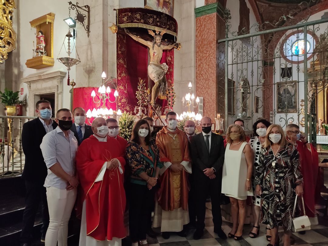 Miembros de la coporación local posan con miembors de la Hermandad del Santísimo Cristo de la Misericordia y los párrocos que celebraron la Fiesta Religiosa Miembros de la coporación local posan con miembors de la Hermandad del Santísimo Cristo de la Misericordia y los párrocos que celebraron la Fiesta Religiosa