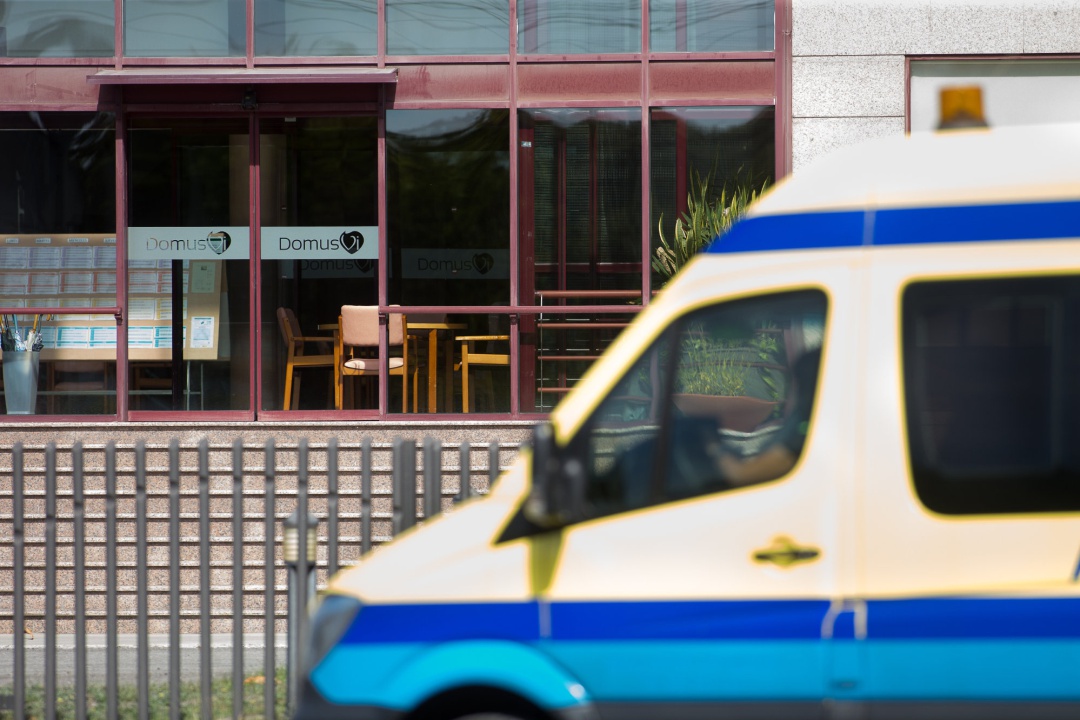 Una ambulancia aparcada en las inmediaciones de la residencia de mayores DomusVi de Outeiro de Rei en Lugo. Una ambulancia aparcada en las inmediaciones de la residencia de mayores DomusVi de Outeiro de Rei en Lugo.
