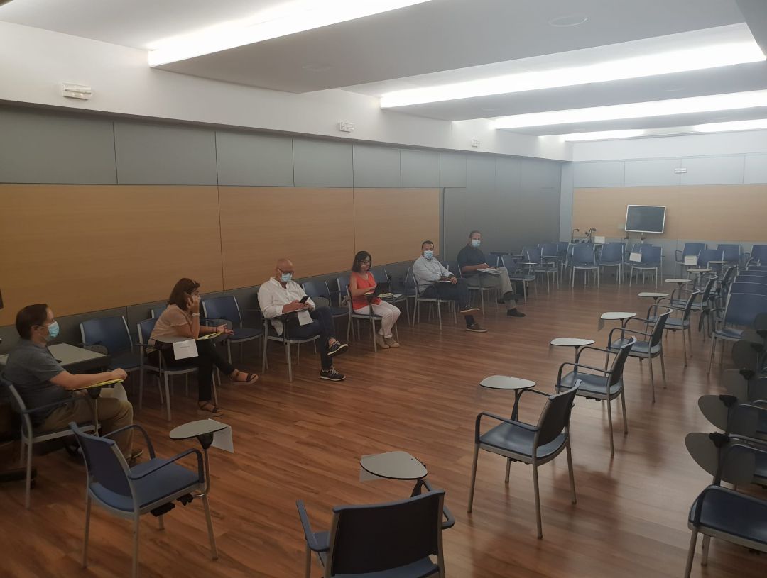 Miembros de la concejalía de Movilidad esperando al comité de huelga de la EMT en el salón de actos de la Policía Local. Miembros de la concejalía de Movilidad esperando al comité de huelga de la EMT en el salón de actos de la Policía Local.