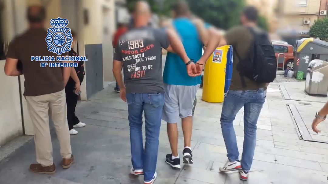 Momento de la detención de uno de los hombres Momento de la detención de uno de los hombres