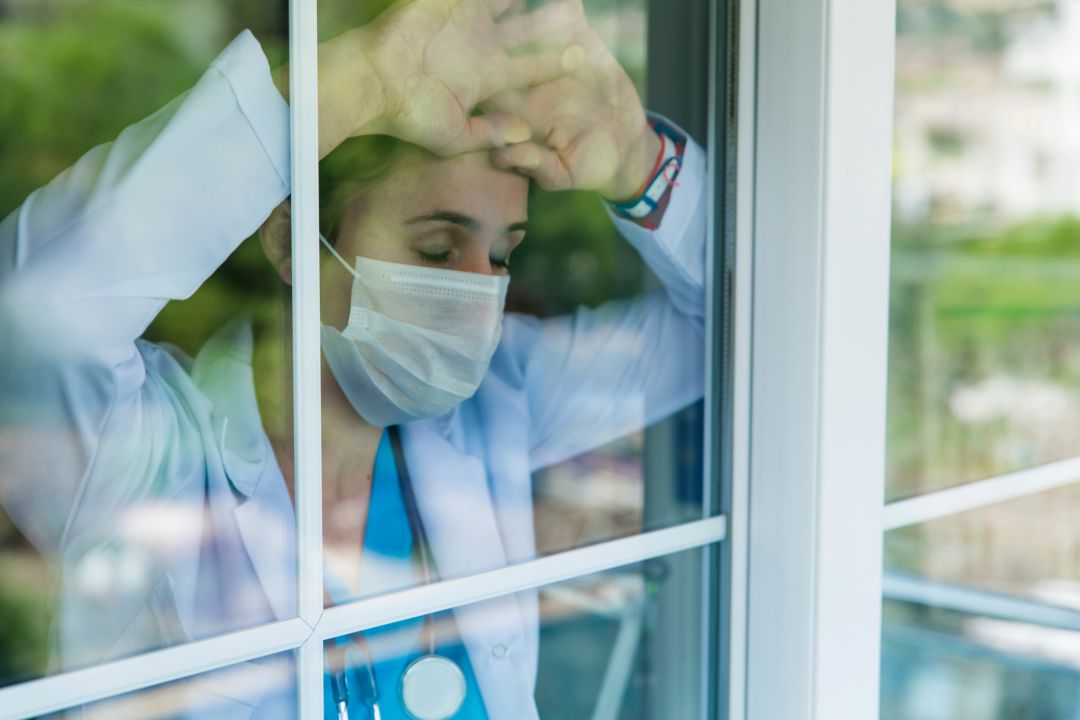 Una doctora española mira por la ventana durante la crisis sanitaria del SARS-COV-2 Una doctora española mira por la ventana durante la crisis sanitaria del SARS-COV-2