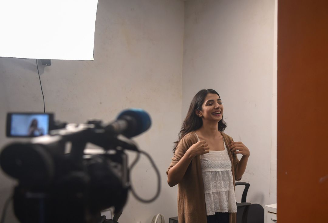 Una chica se prepara para un casting Una chica se prepara para un casting