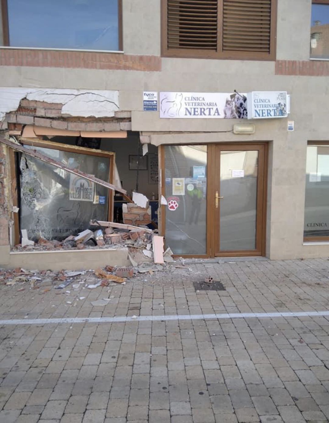 Estado en el que ha quedado la fachada de la clínica veteritaria Nerta en Villamuriel de Cerrato (Palencia) tras empotrarse un camión Estado en el que ha quedado la fachada de la clínica veteritaria Nerta en Villamuriel de Cerrato (Palencia) tras empotrarse un camión