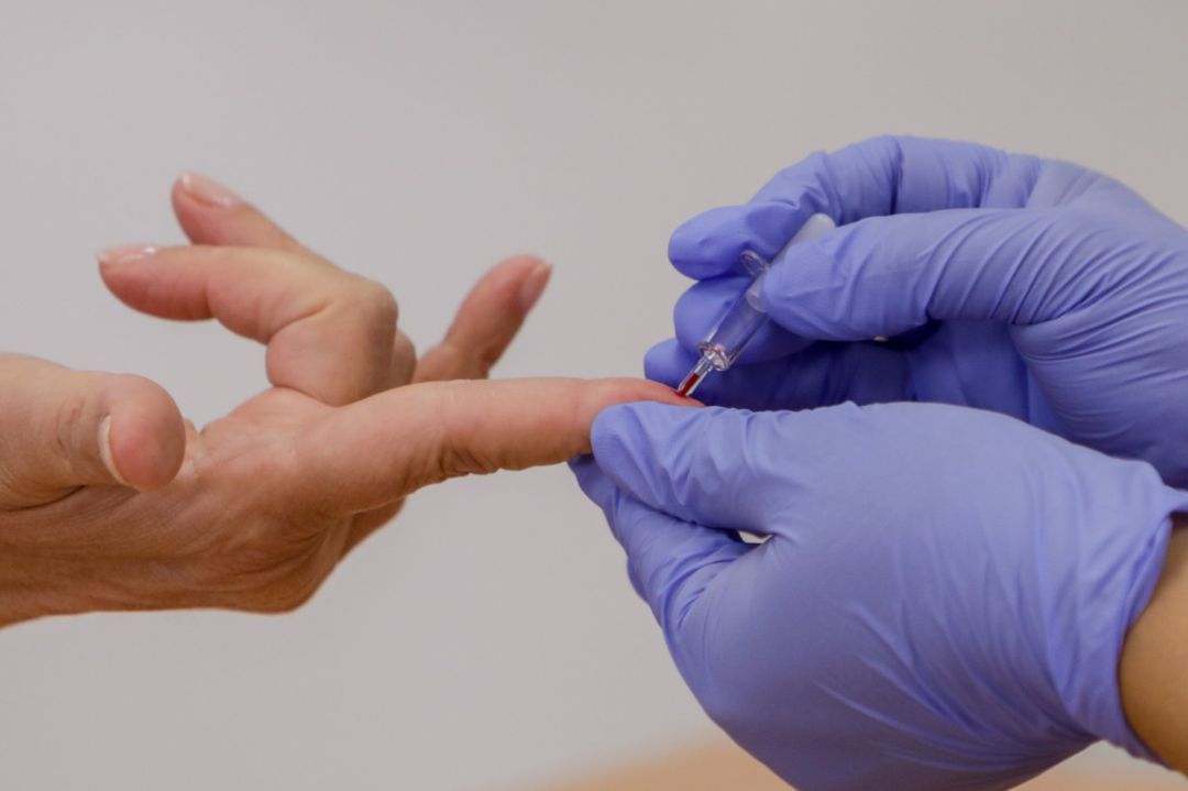 Personal sanitario saca sangre para realizar un test de coronavirus Personal sanitario saca sangre para realizar un test de coronavirus