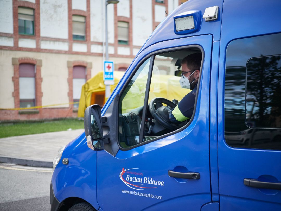 Una ambulancia del 112 entra en el Complejo Hospitalario de Navarra Una ambulancia del 112 entra en el Complejo Hospitalario de Navarra