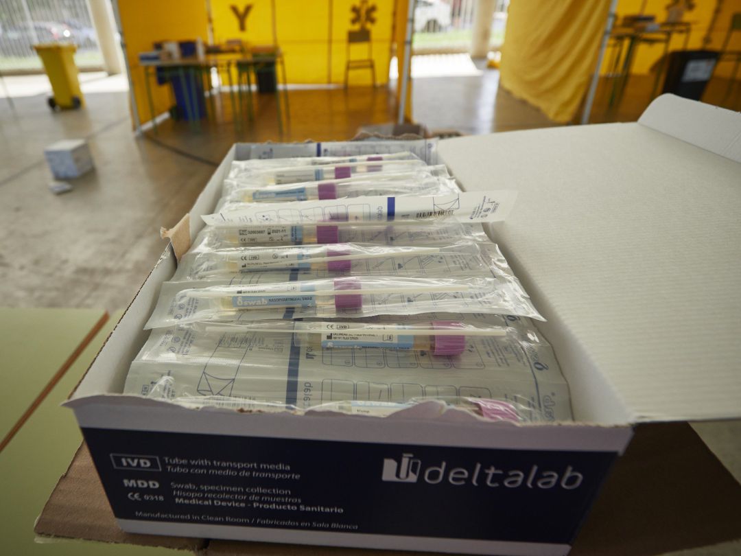 Material colocado en el Instituto de Educación Secundaria de Mendillorri donde realizarán durante esta tarde pruebas PCR de diagnóstico de COVID-19 a jóvenes de entre 17 y 28 años Material colocado en el Instituto de Educación Secundaria de Mendillorri donde realizarán durante esta tarde pruebas PCR de diagnóstico de COVID-19 a jóvenes de entre 17 y 28 años