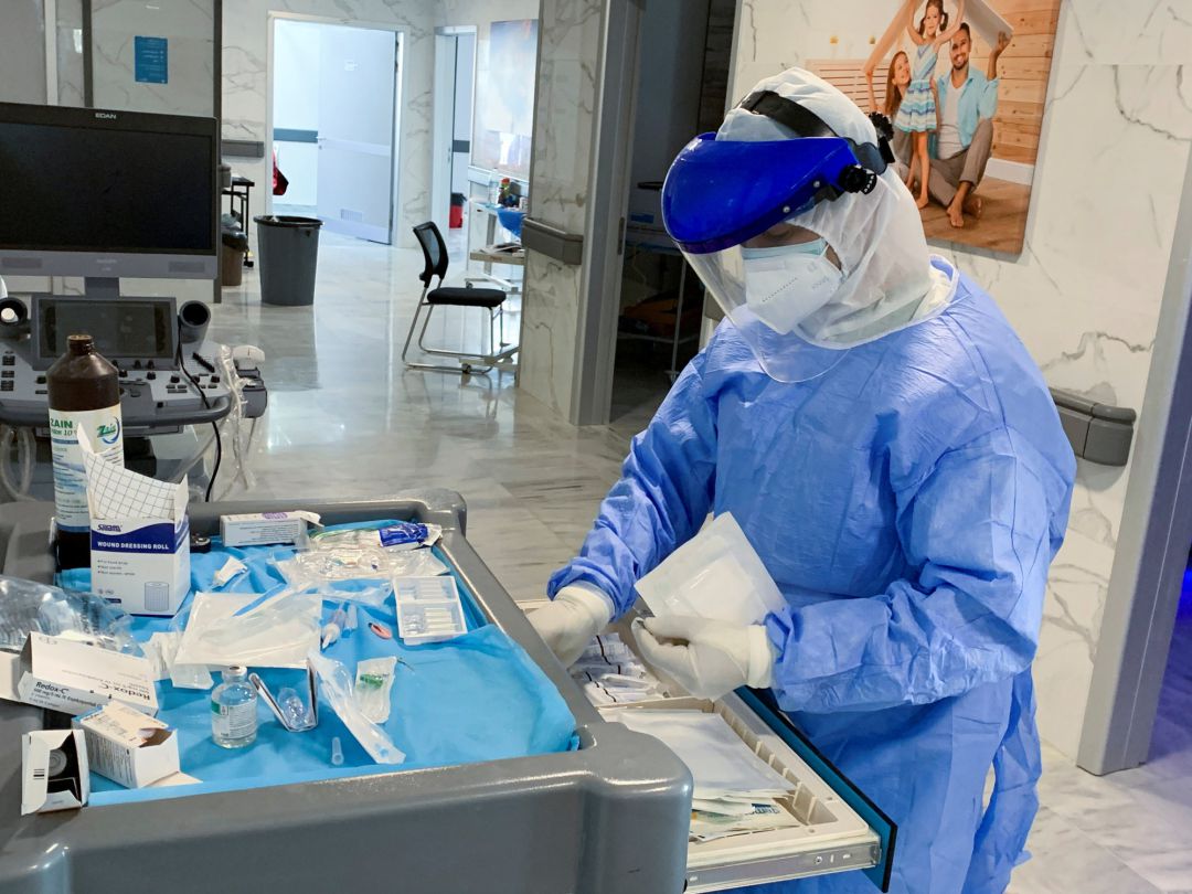 Un profesional de la medicina ejerce su trabajo Un profesional de la medicina ejerce su trabajo