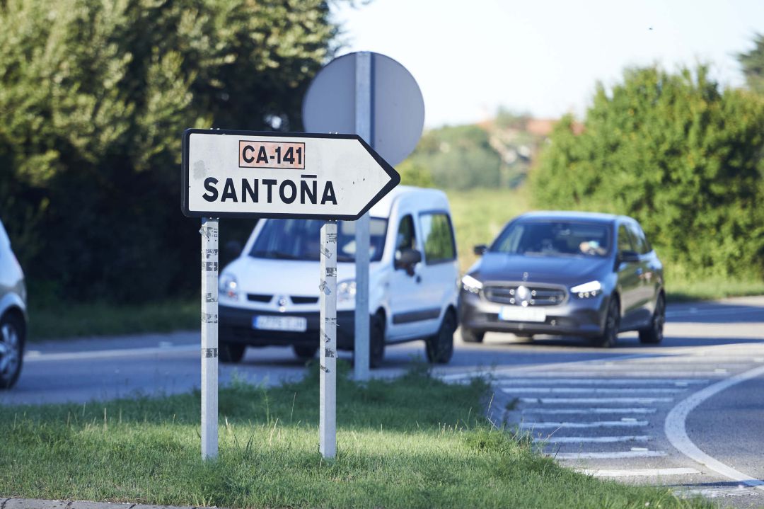 Varios vehículos esperaban para pasar el control de salida de la localidad durante el primer día de confinamiento relativo en el municipio de Santoña. Varios vehículos esperaban para pasar el control de salida de la localidad durante el primer día de confinamiento relativo en el municipio de Santoña.