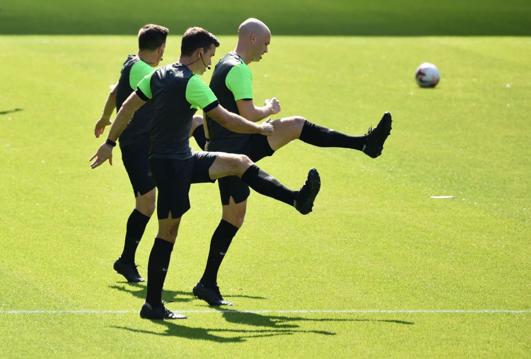 Soccer Football - Premier League - West Bromwich Albion v Leicester City - Anthony Taylor, en el calentamiento previo al WBA-Leicester, último partido que ha pitado el colegiado inglés. Soccer Football - Premier League - West Bromwich Albion v Leicester City - Anthony Taylor, en el calentamiento previo al WBA-Leicester, último partido que ha pitado el colegiado inglés.