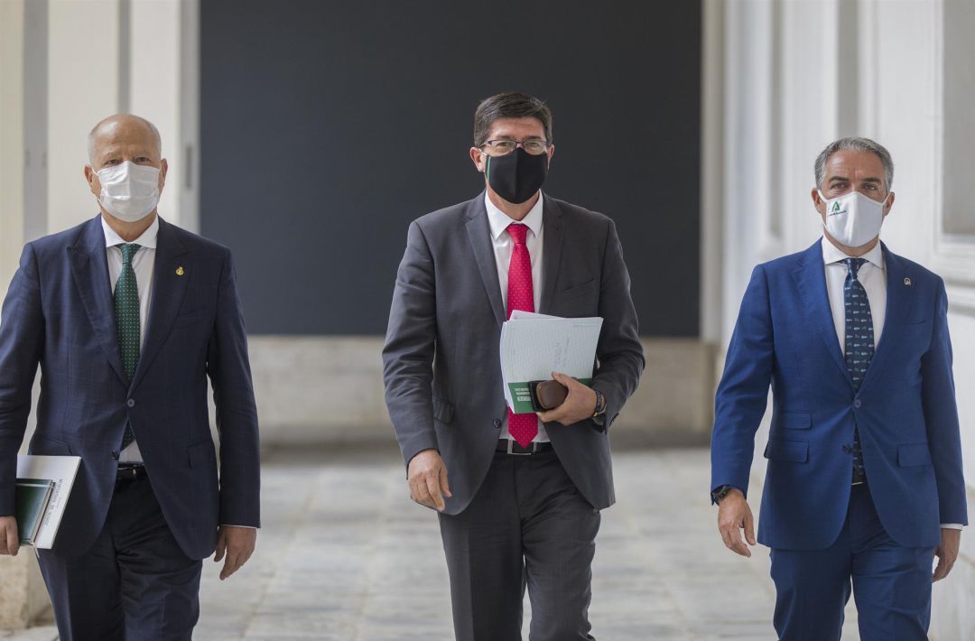 De izquierda a derecha, el consejero de Educación y Deporte, Javier Imbroda; el vicepresidente de la Junta y consejero de Turismo, Regeneración, Justicia y Administración Local, Juan Marín, y el consejero de la Presidencia, Elías Bendodo. De izquierda a derecha, el consejero de Educación y Deporte, Javier Imbroda; el vicepresidente de la Junta y consejero de Turismo, Regeneración, Justicia y Administración Local, Juan Marín, y el consejero de la Presidencia, Elías Bendodo.