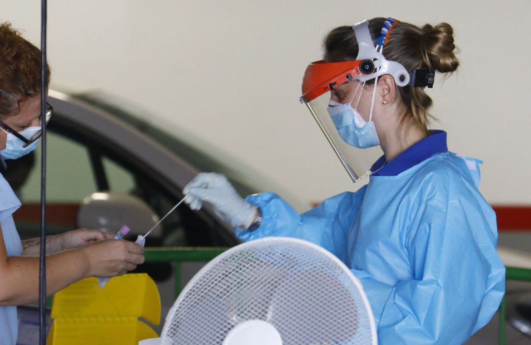 Personal sanitario continúa haciendo test rápidos para detectar coronavirus en un centro sanitario Personal sanitario continúa haciendo test rápidos para detectar coronavirus en un centro sanitario