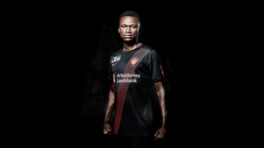 Pione Sisto posa con la camiseta de su nuevo equipo Pione Sisto posa con la camiseta de su nuevo equipo