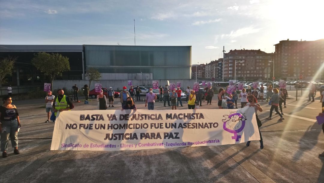 Colectivos feministas piden un cambio en la calificación para el acusado. Colectivos feministas piden un cambio en la calificación para el acusado.