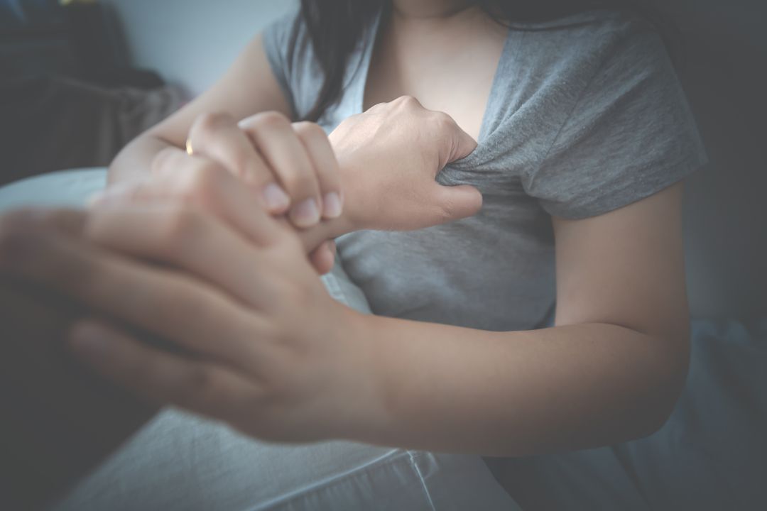 Una mujer forcejea con su pareja. Una mujer forcejea con su pareja.