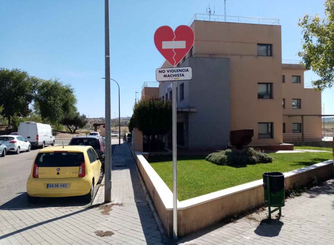 Señal de tráfico contra la violencia de género instalada en Velilla de San Antonio. Señal de tráfico contra la violencia de género instalada en Velilla de San Antonio.