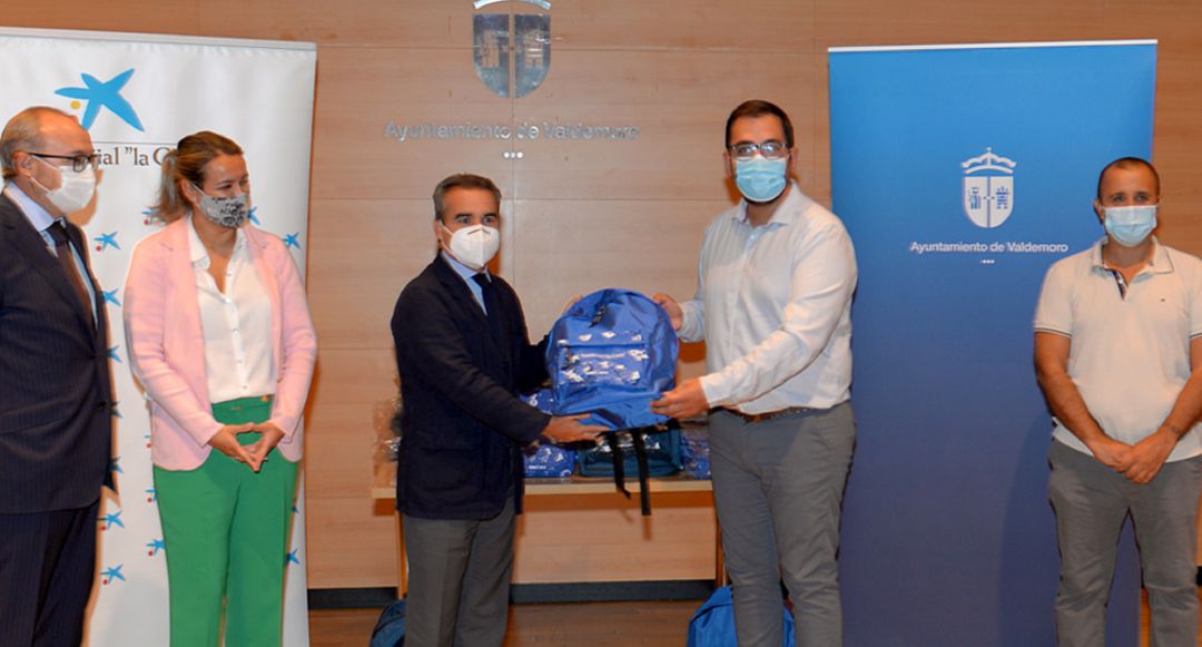 El alcalde de Valdemoro, Sergio Parra (d), ha recibido de manos del director territorial centro de CaixaBank, Rafael Herrador, un total de mil kits escolares que serán distribuidos a través de los Servicios Sociales municipales a familias en riesgo de exclusion social. El alcalde de Valdemoro, Sergio Parra (d), ha recibido de manos del director territorial centro de CaixaBank, Rafael Herrador, un total de mil kits escolares que serán distribuidos a través de los Servicios Sociales municipales a familias en riesgo de exclusion social.