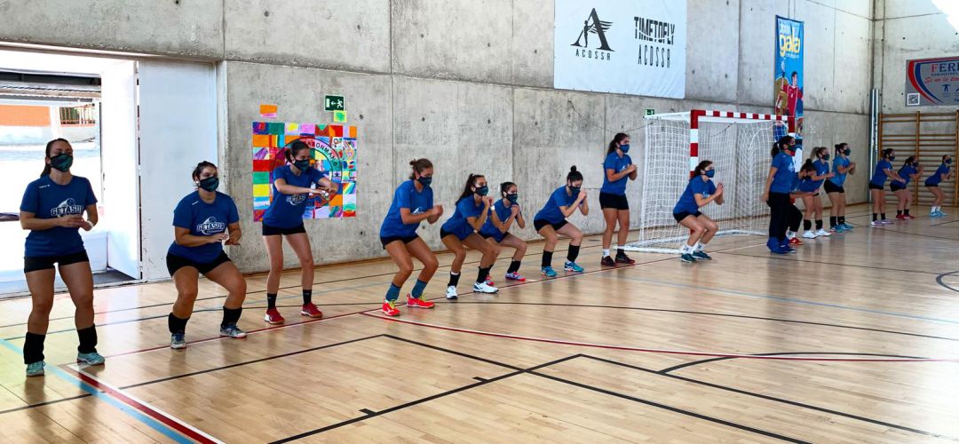 Las jugadoras defienden la práctica deportiva con mascarilla y así llevan varias semanas de pretemporada Las jugadoras defienden la práctica deportiva con mascarilla y así llevan varias semanas de pretemporada