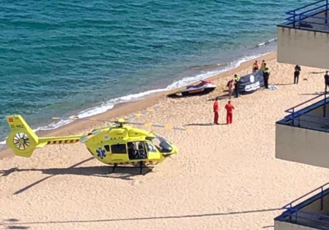 Un helicòpter del SEM aterrat a la platja Gran de Castell Platja d'Aro Un helicòpter del SEM aterrat a la platja Gran de Castell Platja d'Aro