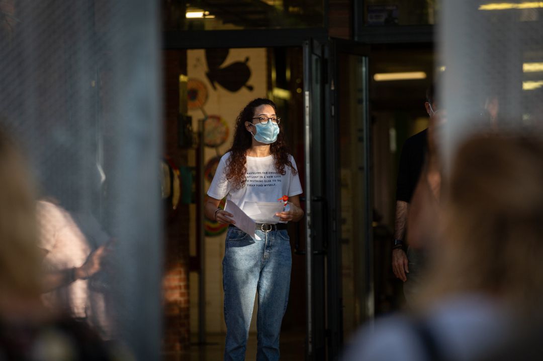 Una profesora con mascarilla a las puertas de un colegio. Una profesora con mascarilla a las puertas de un colegio.