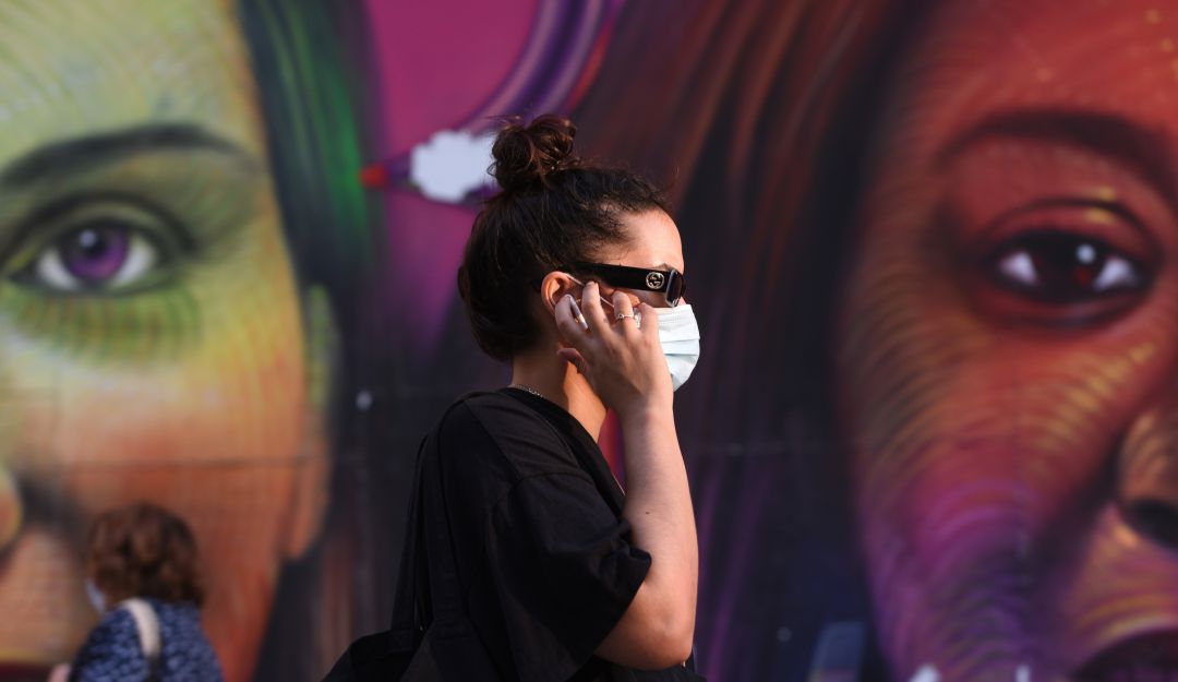 Una mujer pasea por la Gran Vía de Madrid con su mascarilla. Una mujer pasea por la Gran Vía de Madrid con su mascarilla.