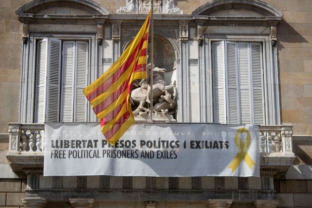 Pancarta a favor de los presos del procés con un lazo amarillo en el Palau de la Generalitat en marzo de 2019 Pancarta a favor de los presos del procés con un lazo amarillo en el Palau de la Generalitat en marzo de 2019