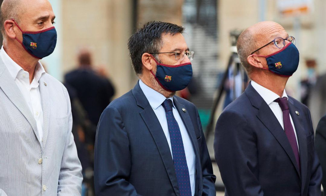El presidente del FC Barcelona, Josep Maria Bartomeu (c), acompañado de los vicepresidentes Jordi Cardoner (d) y Jordi Moix (i), durante la ofrenda floral en el monumento de a Rafael Casanovas en día de la Diada de Cataluña
El presidente del FC Barcelona, Josep Maria Bartomeu (c), acompañado de los vicepresidentes Jordi Cardoner (d) y Jordi Moix (i), durante la ofrenda floral en el monumento de a Rafael Casanovas en día de la Diada de Cataluña