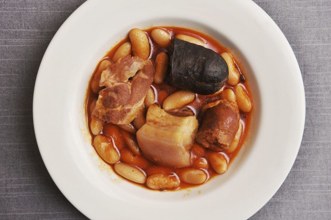 El restaurante El Cruce, de Soto del Barco (Asturias), se ha proclamado ganador del concurso 'La mejor fabada del mundo 2020'. El restaurante El Cruce, de Soto del Barco (Asturias), se ha proclamado ganador del concurso 'La mejor fabada del mundo 2020'.