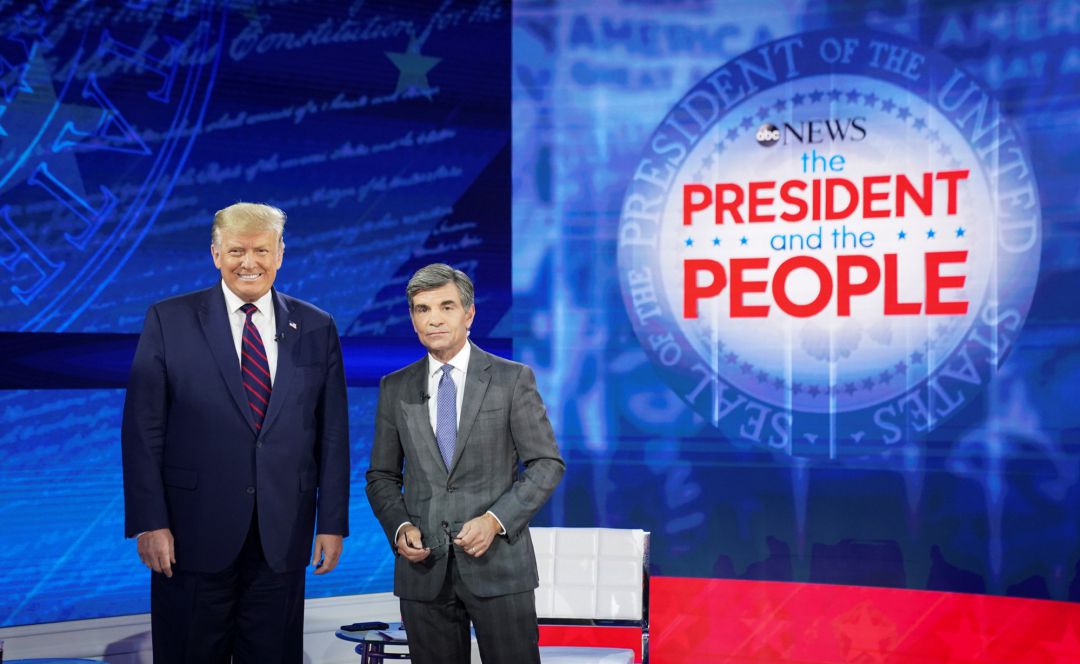 El presidente Donald Trump junto al periodista George Stephanopoulos. El presidente Donald Trump junto al periodista George Stephanopoulos.