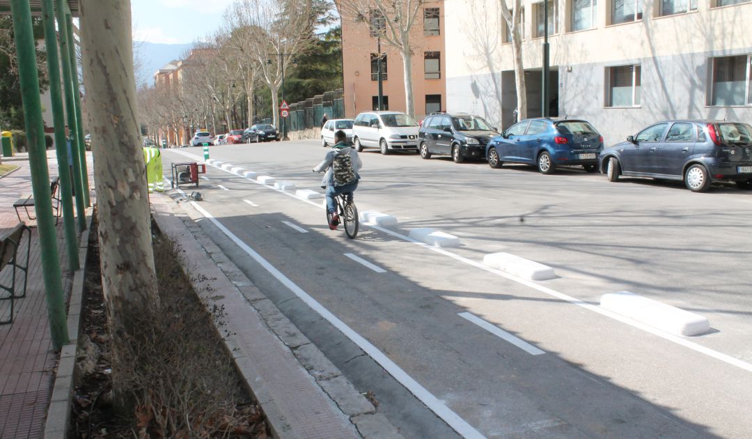 Una bicicleta circulando por el carril bici de la avenida de Andalucía, en imagen de archivo. Una bicicleta circulando por el carril bici de la avenida de Andalucía, en imagen de archivo.