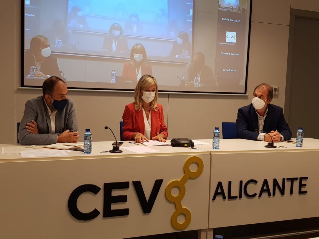 La consellera de Justicia, Gabriela Bravo, en la reunión que ha mantenido con los empresarios de FOPA en la sede de la CEV. La consellera de Justicia, Gabriela Bravo, en la reunión que ha mantenido con los empresarios de FOPA en la sede de la CEV.