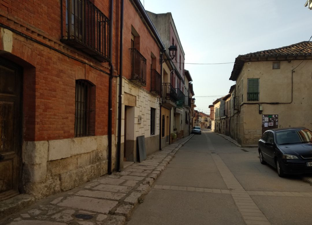 Los vecinos y vecinas de Sotillo llevan días acatando voluntariamente un autoconfinamiento que ha dejado las calles vacías Los vecinos y vecinas de Sotillo llevan días acatando voluntariamente un autoconfinamiento que ha dejado las calles vacías