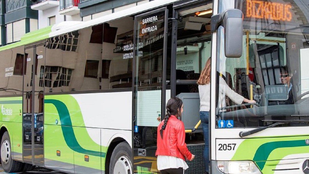 Pasajeros subiendo a un Bizkaibus Pasajeros subiendo a un Bizkaibus