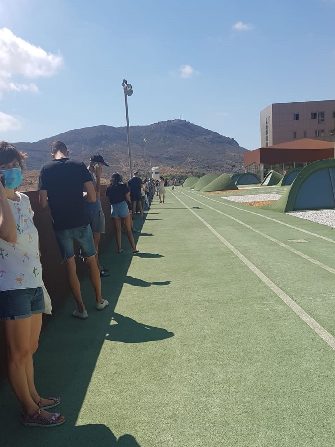 Ciudadanos a la espera de hacerse las pruebas PCR Ciudadanos a la espera de hacerse las pruebas PCR
