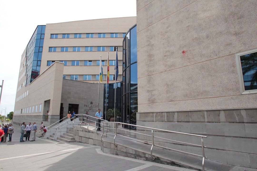 El juicio se celebra en la Audiencia Provincial de Santa Cruz de Tenerife. El juicio se celebra en la Audiencia Provincial de Santa Cruz de Tenerife.
