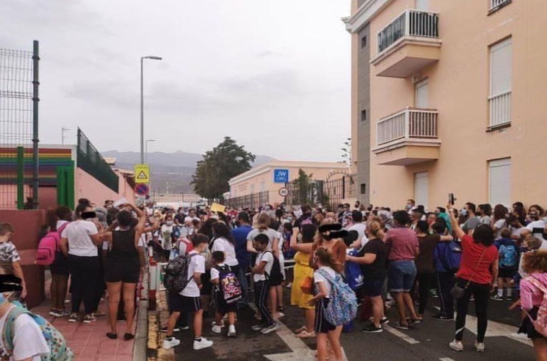 Padres y alumnos a las puertas de un centro escolar en Santa Cruz de Tenerife Padres y alumnos a las puertas de un centro escolar en Santa Cruz de Tenerife
