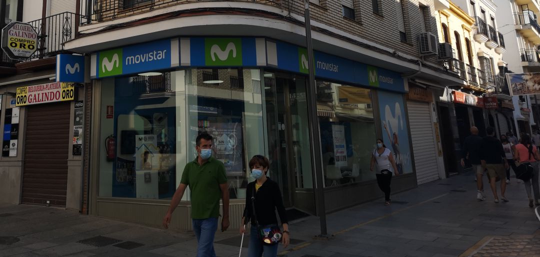 Varios ciudadanos transitan por Carrera Espinel Varios ciudadanos transitan por Carrera Espinel