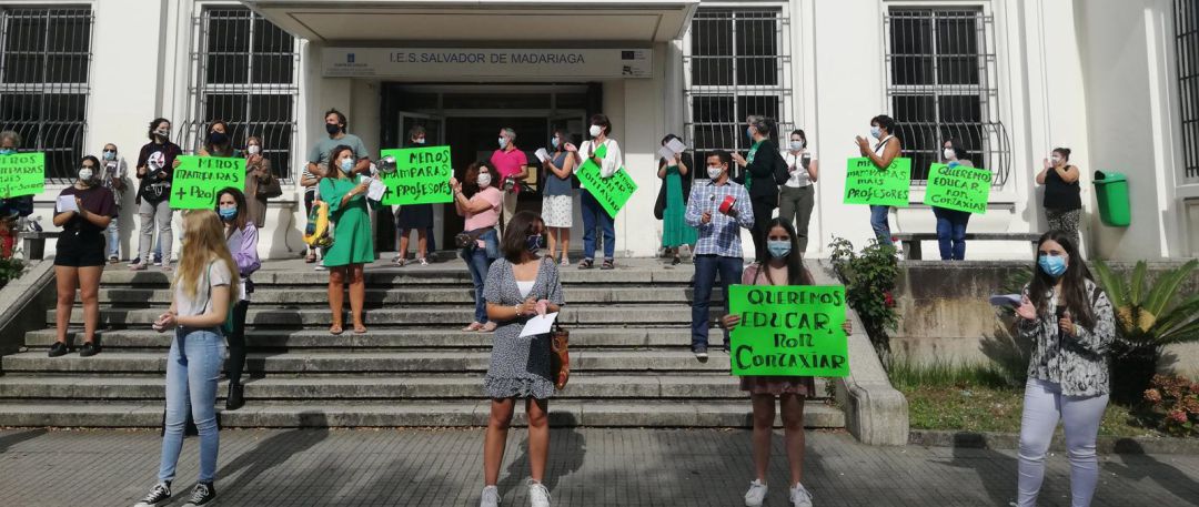Cacerolada en el IES Salvador de Madariaga Cacerolada en el IES Salvador de Madariaga