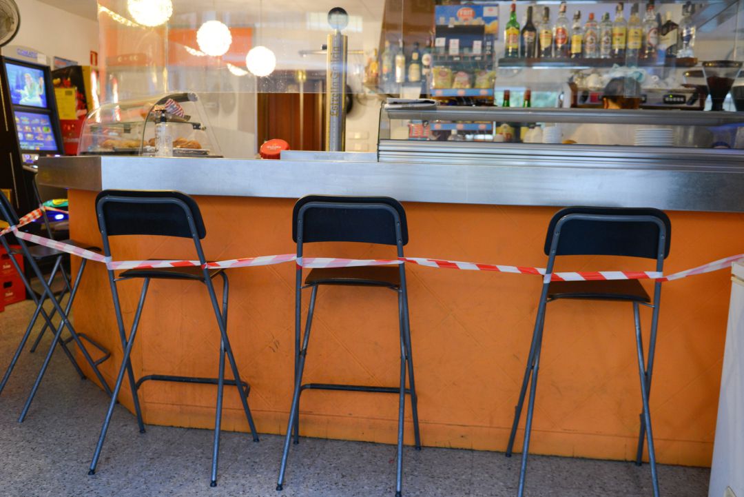 Varias sillas inutilizables colocadas en el interior de un bar. Varias sillas inutilizables colocadas en el interior de un bar.
