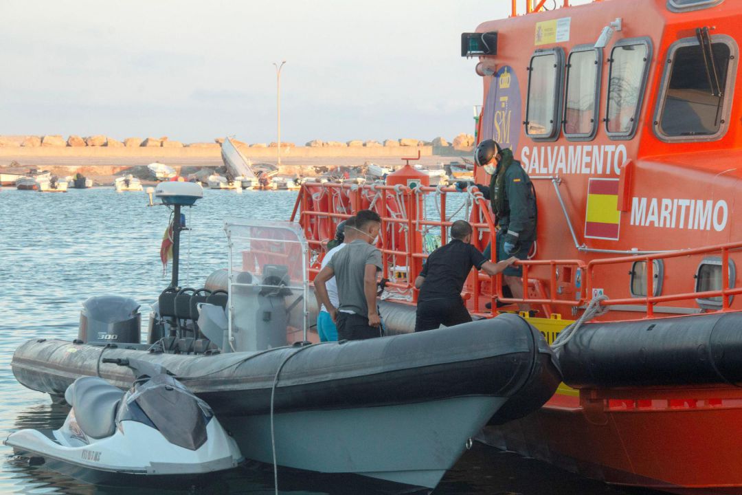 Servicio Marítimo de la Guardia Civil traslada a los seis inmigrantes rescatados al puerto de Motril Servicio Marítimo de la Guardia Civil traslada a los seis inmigrantes rescatados al puerto de Motril