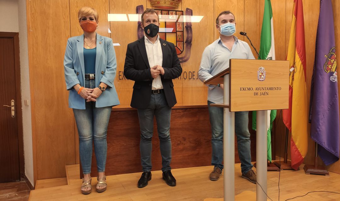 Julio Millán (en el centro) acompañado por María Cantos y Carlos Alberca de su equipo de gobierno Julio Millán (en el centro) acompañado por María Cantos y Carlos Alberca de su equipo de gobierno