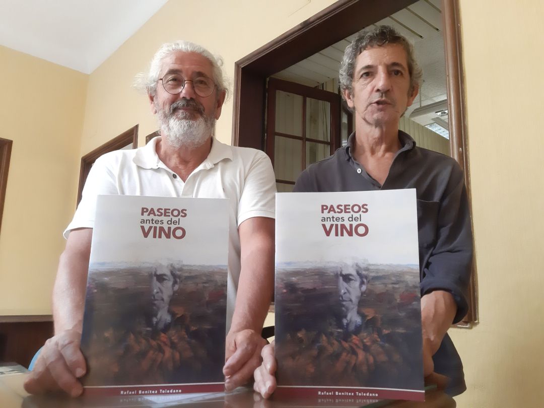 Pepe Basto y Rafael Benítez, con sendos ejemplares de "Paseos antes del vino" Pepe Basto y Rafael Benítez, con sendos ejemplares de "Paseos antes del vino"