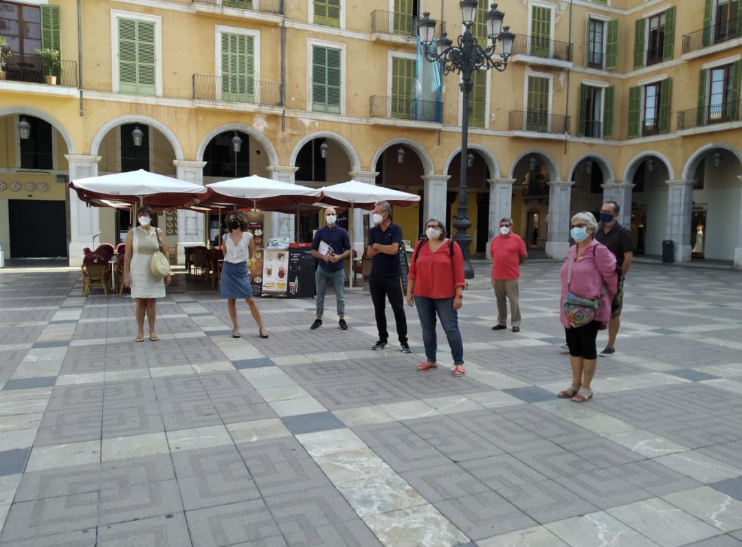 Miembros de la plataforma Zona Zero presentan su propuesta para la Plaza Mayor y las galerías. Miembros de la plataforma Zona Zero presentan su propuesta para la Plaza Mayor y las galerías.