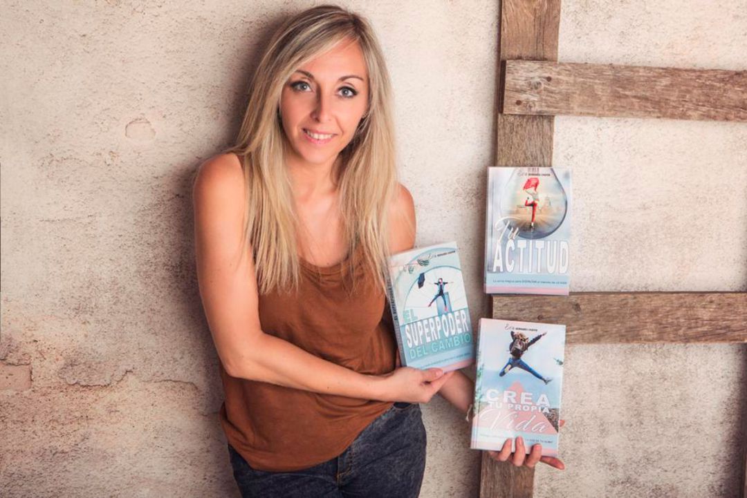 L'autora de la trilogia posa amb els llibres L'autora de la trilogia posa amb els llibres