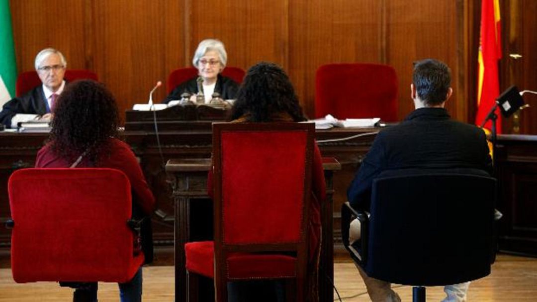 Los tres acusados ante la magistrada que presidió el Tribunal del Jurado Los tres acusados ante la magistrada que presidió el Tribunal del Jurado
