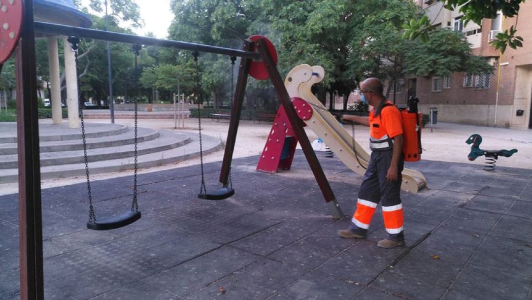 Operario de limpieza en un parque de València Operario de limpieza en un parque de València