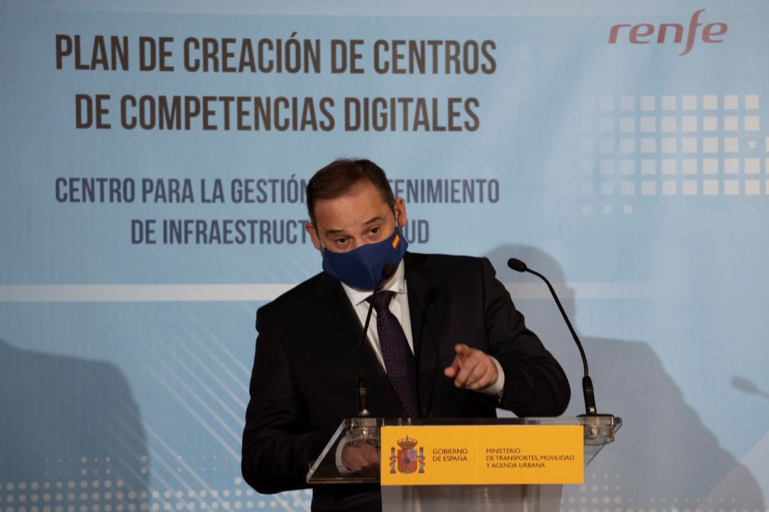 El ministro de Transportes, Movilidad y Agenda Urbana, José Luis Ábalos, durante su intervención en la presentación en Teruel del Plan de Creación de Centros de Competencias Digitales y del “Centro para la Gestión y Mantenimiento de Infraestructuras Cloud de Renfe" El ministro de Transportes, Movilidad y Agenda Urbana, José Luis Ábalos, durante su intervención en la presentación en Teruel del Plan de Creación de Centros de Competencias Digitales y del “Centro para la Gestión y Mantenimiento de Infraestructuras Cloud de Renfe"