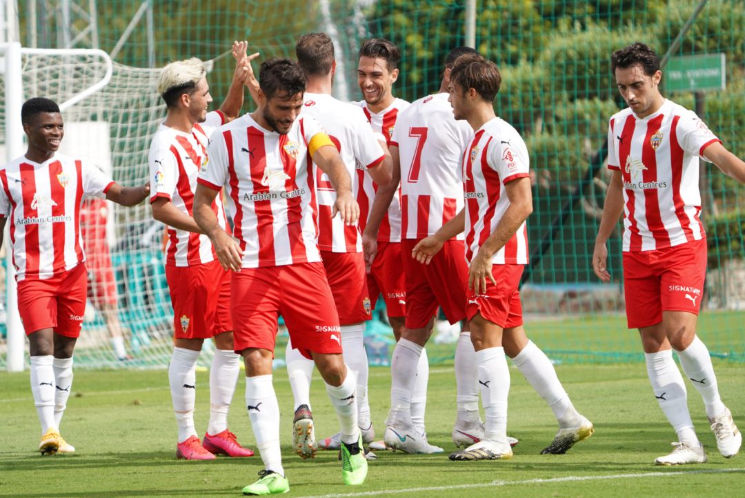 El Almería celebrando el gol de Juan Ibiza ante la Balona. El Almería celebrando el gol de Juan Ibiza ante la Balona.