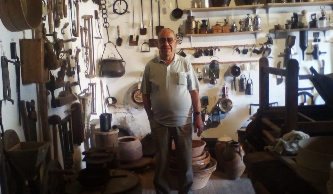 Félix Benita en su museo en Villar del Saz de Arcas, en Arcas (Cuenca). Félix Benita en su museo en Villar del Saz de Arcas, en Arcas (Cuenca).